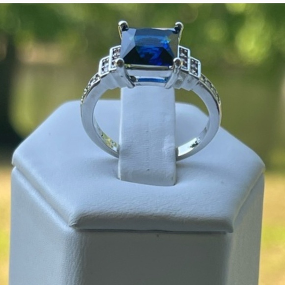Real 925 STERLING SILVER Ring Blue Stone Size 8 Dinner Cocktail Ring - Picture 2 of 4